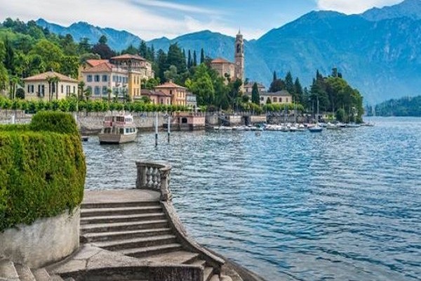 Immerse lake Como